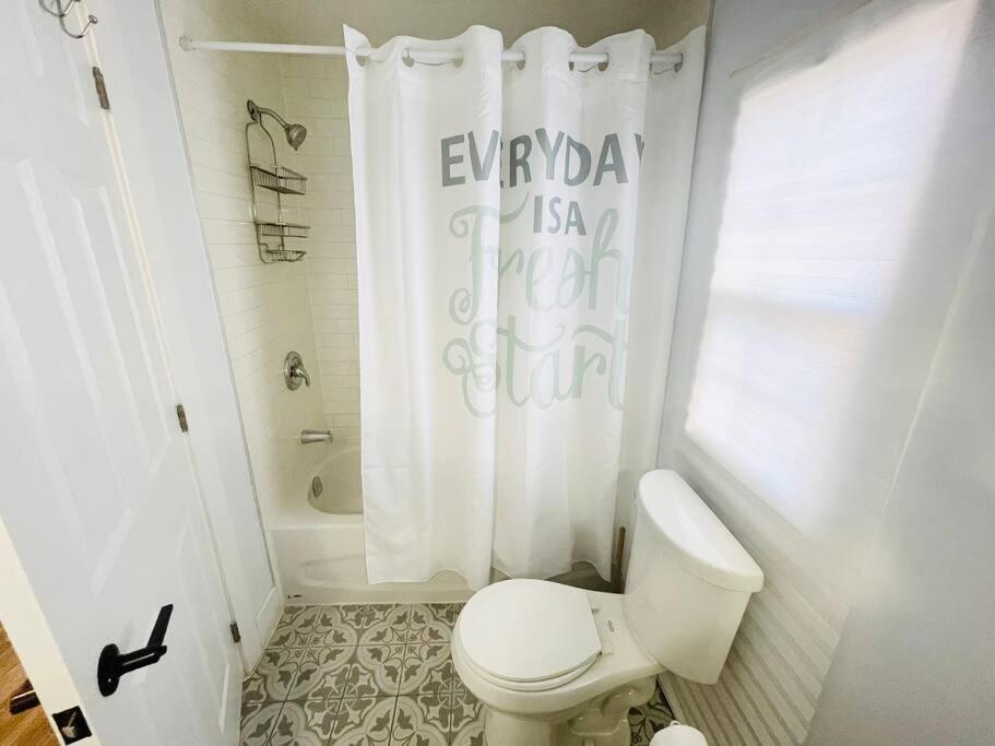 Holiday home Private House Fenced Yard-walk Distance To Falls Niagara Falls