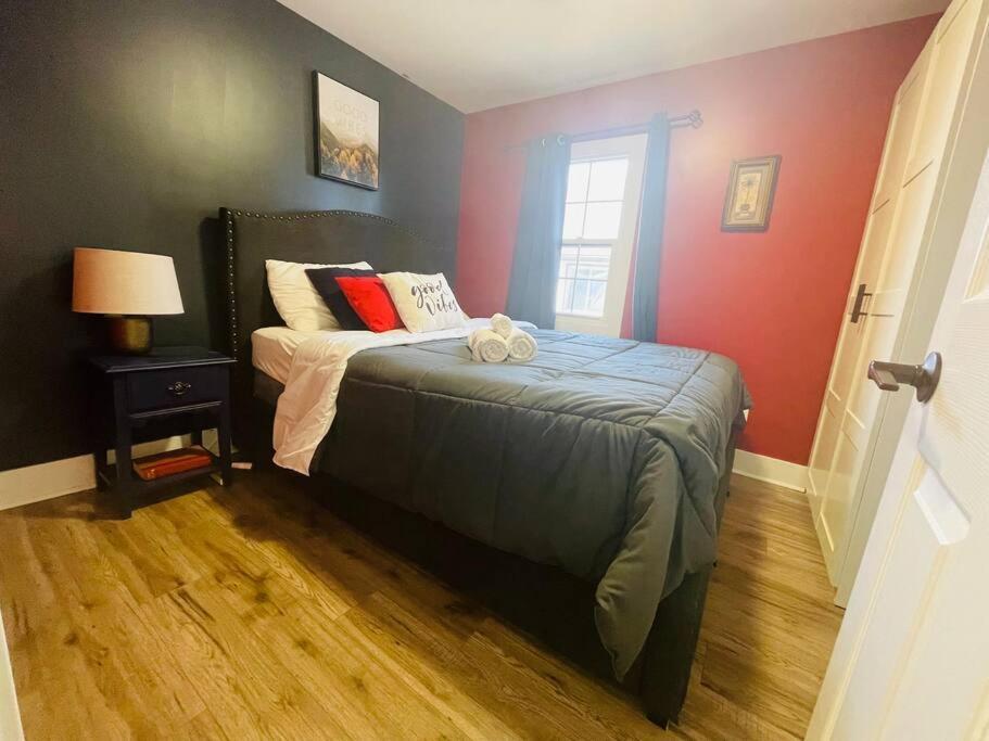 Holiday home Private House Fenced Yard-walk Distance To Falls Niagara Falls